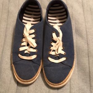 Vionic denim tennis shoes.